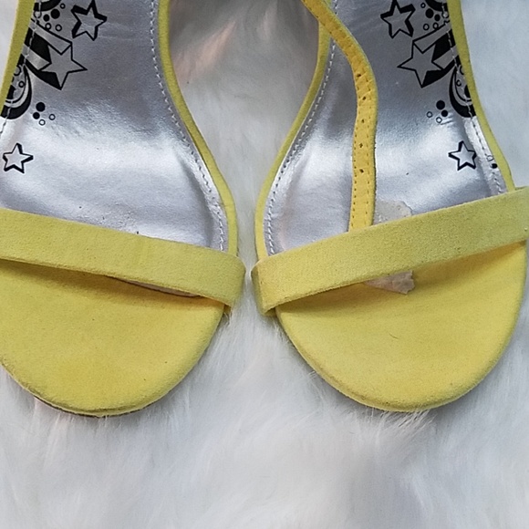 Sassy yellow heels - Picture 3 of 3